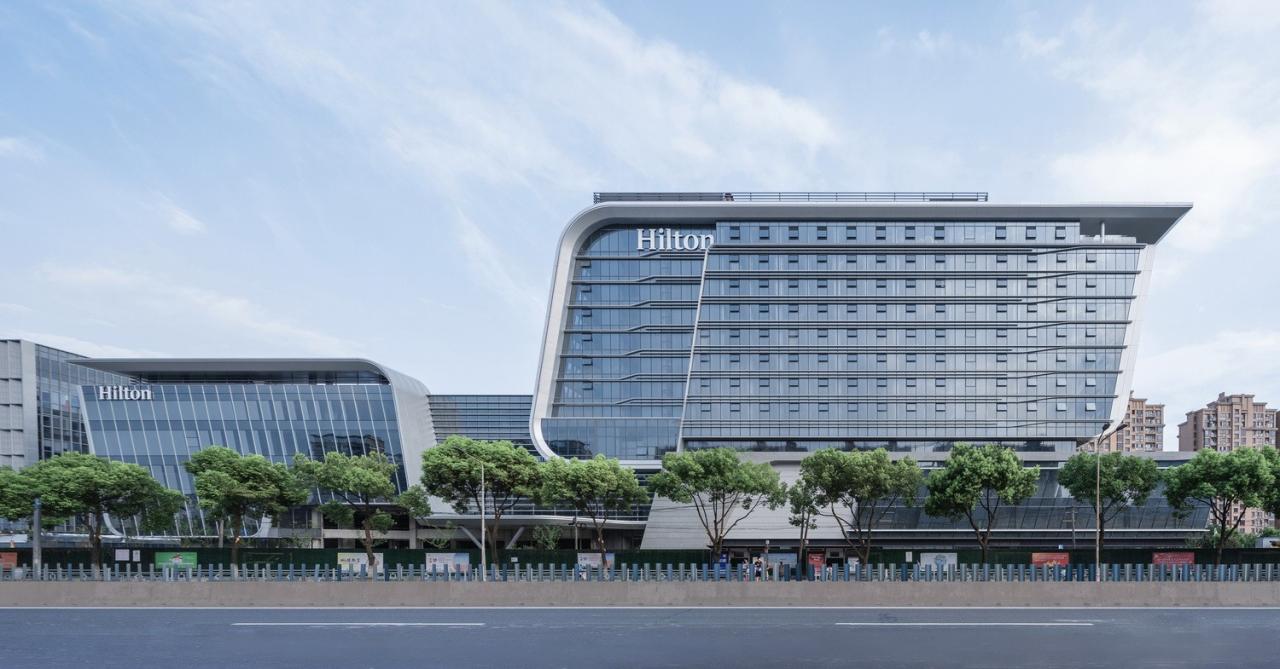 BIM建筑|上海新虹桥灿辉希尔顿五星级酒店：一幅展现流线与速度感的立面画卷 / 三益建筑