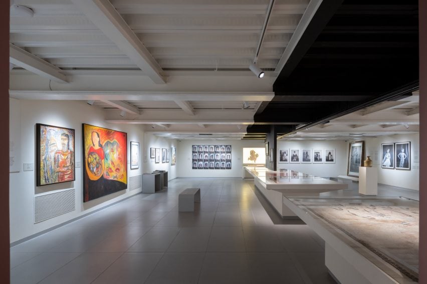 BIM建筑|马休·戈什将美术馆围在不锈钢“水箱”中