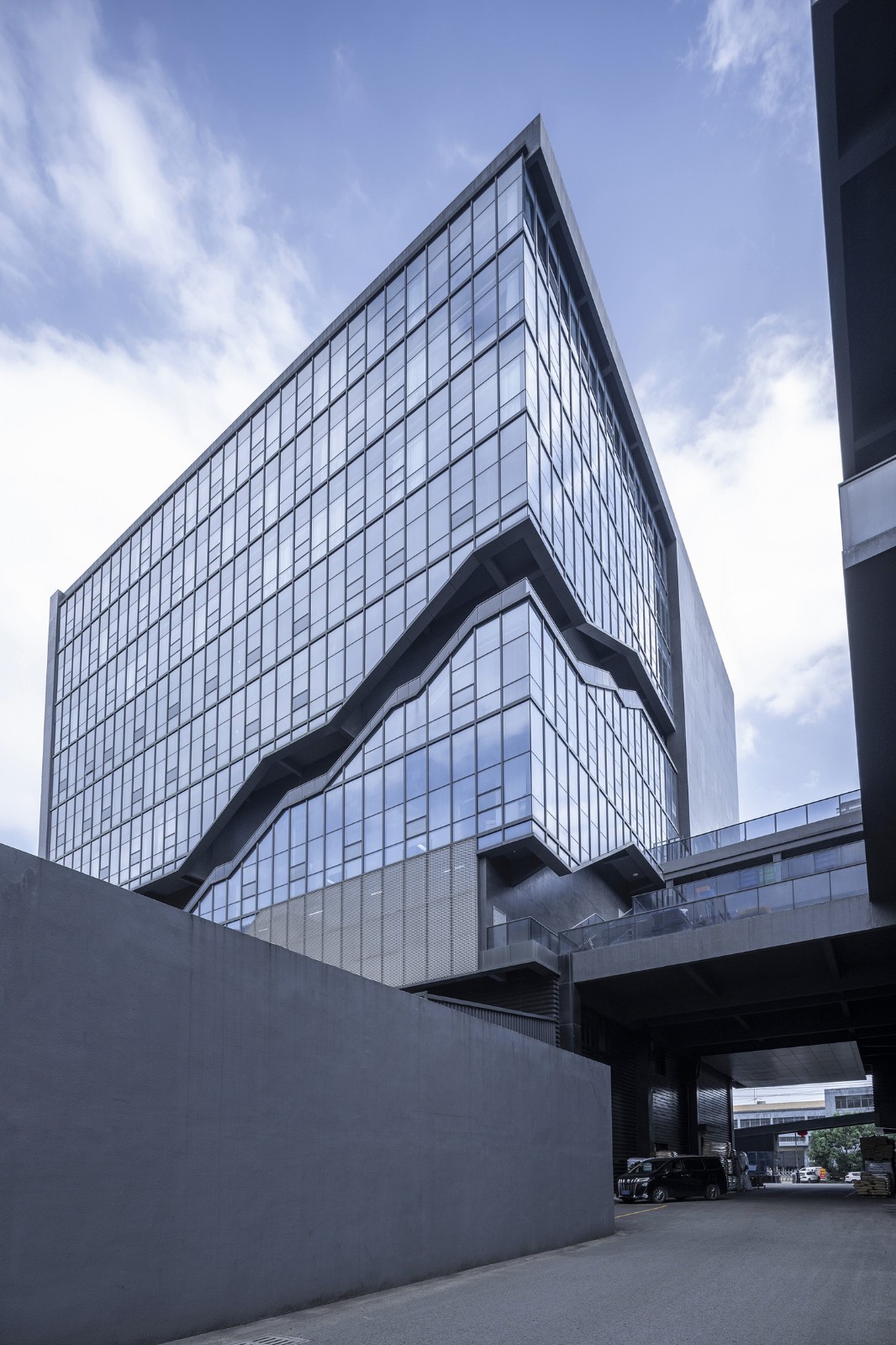 BIM建筑|台州聚丰机车总部 / 殊至建筑