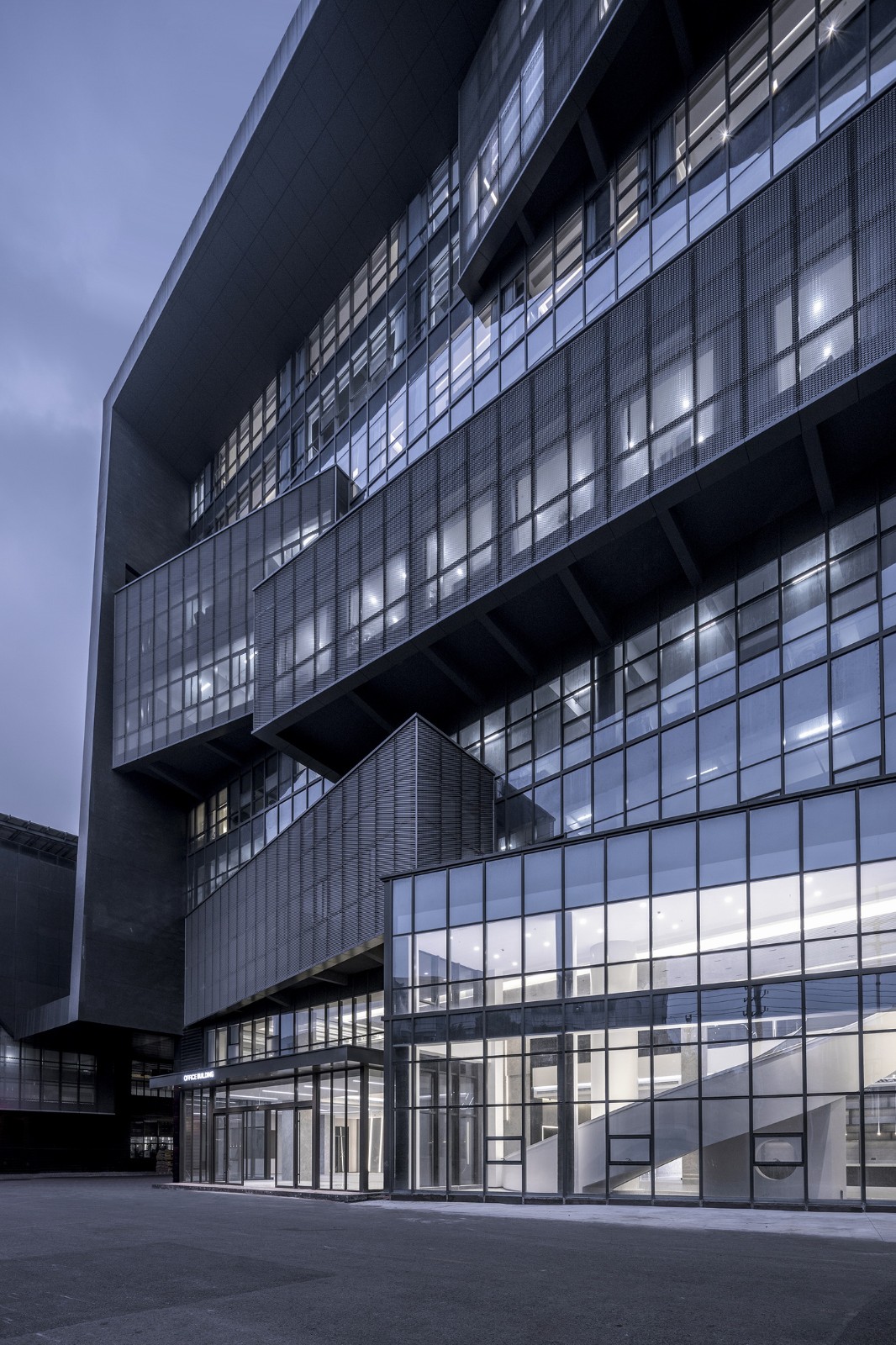 BIM建筑|台州聚丰机车总部 / 殊至建筑