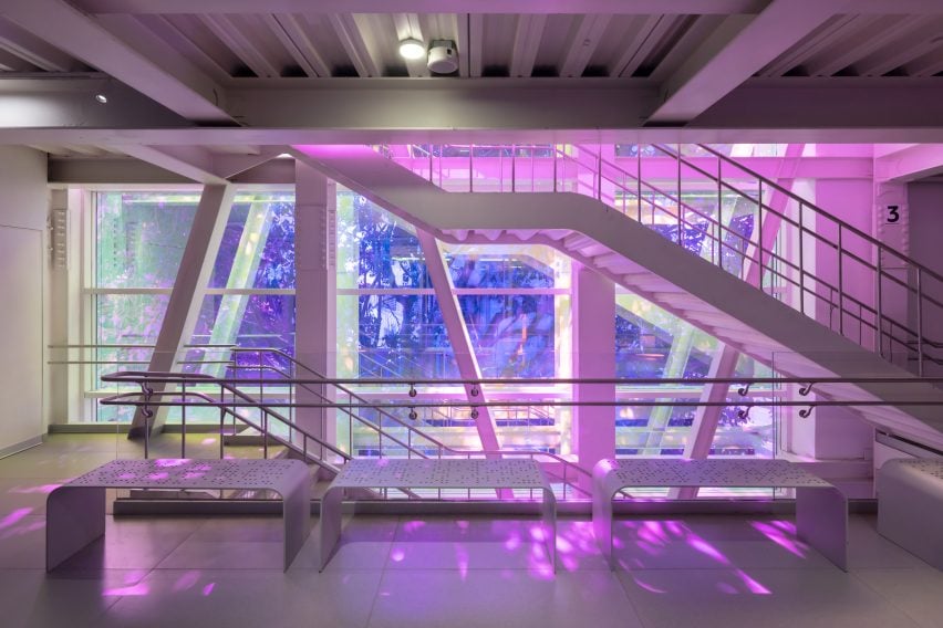 BIM建筑|马休·戈什将美术馆围在不锈钢“水箱”中