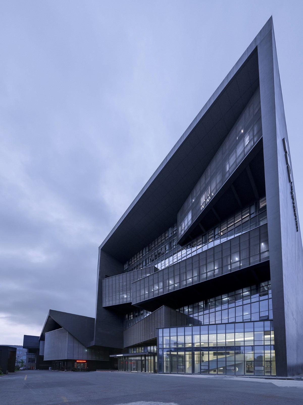 BIM建筑|台州聚丰机车总部 / 殊至建筑