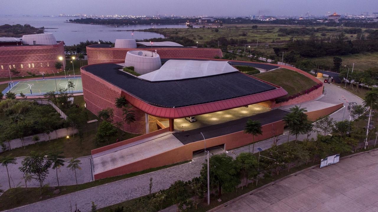 BIM建筑|Binus 三宝垄教育园区 / Denton Corker Marshall