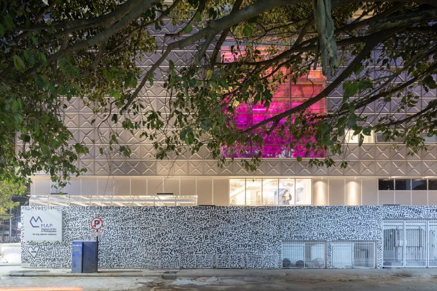 BIM建筑|马休·戈什将美术馆围在不锈钢“水箱”中