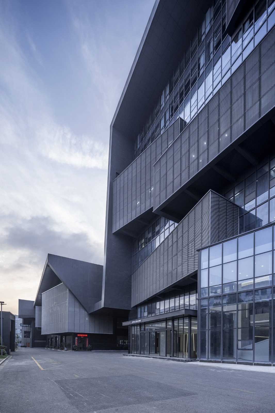 BIM建筑|台州聚丰机车总部 / 殊至建筑