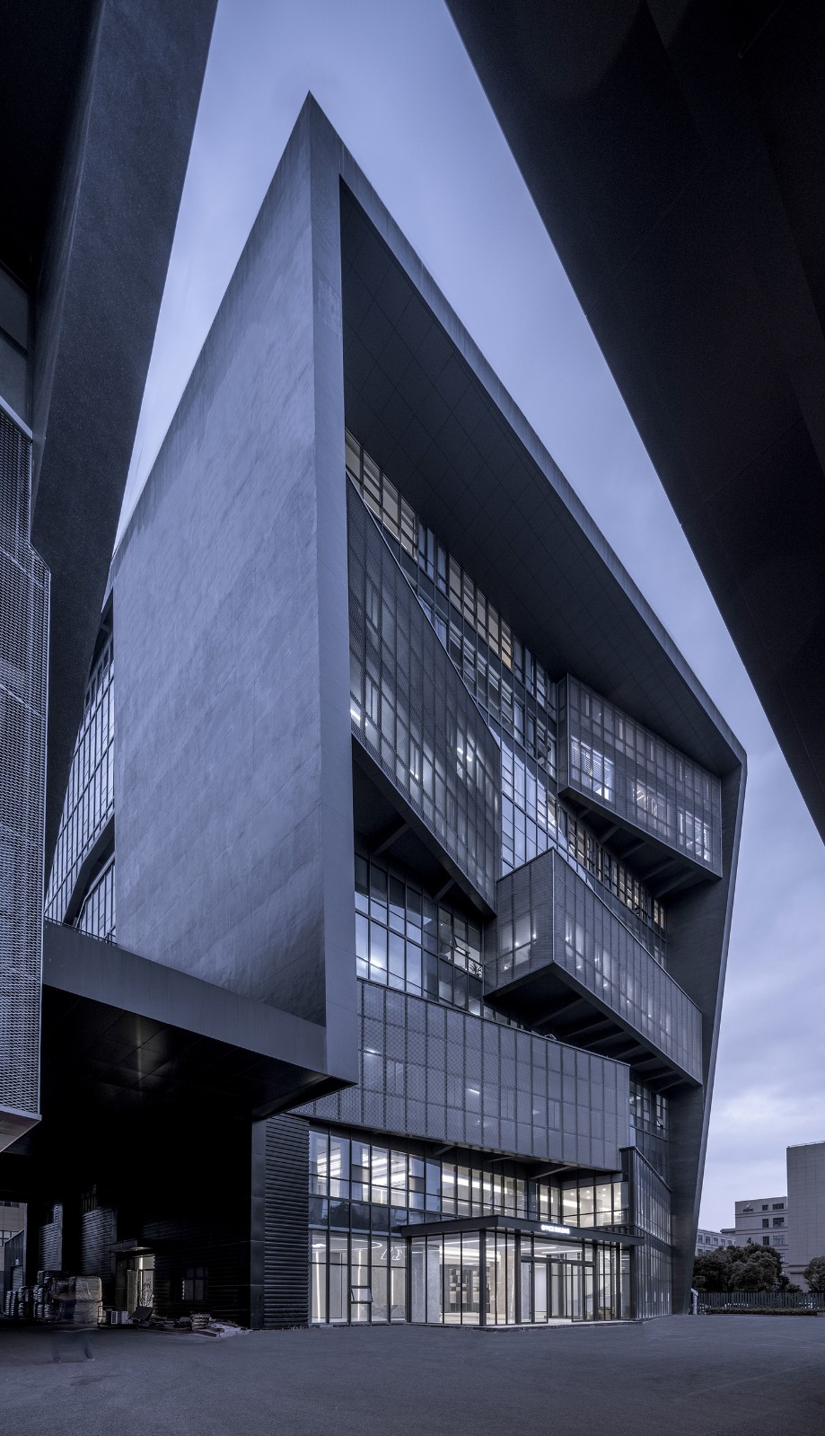 BIM建筑|台州聚丰机车总部 / 殊至建筑