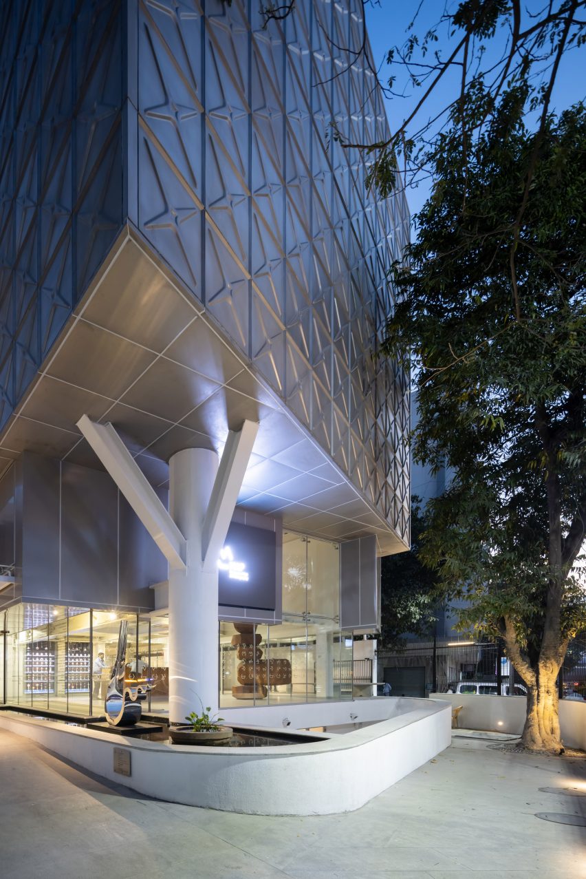 BIM建筑|马休·戈什将美术馆围在不锈钢“水箱”中