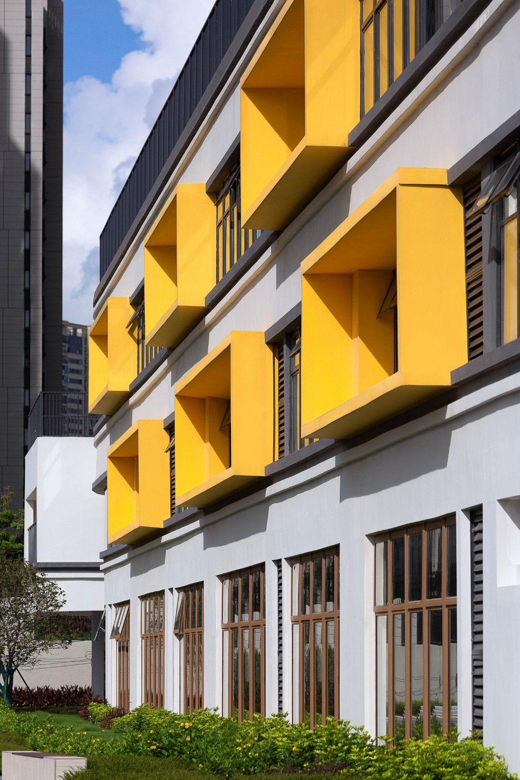 BIM建筑|汕头市龙湖区中阳学校与汕特中心幼儿园 / 柏涛建筑