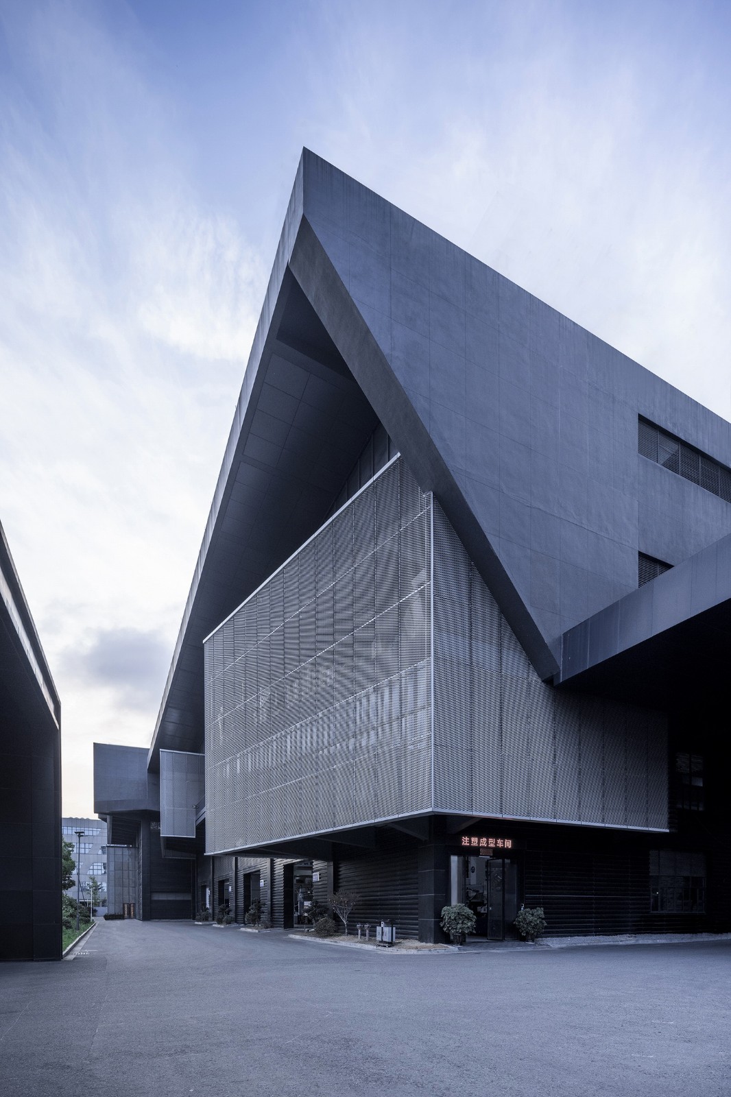 BIM建筑|台州聚丰机车总部 / 殊至建筑