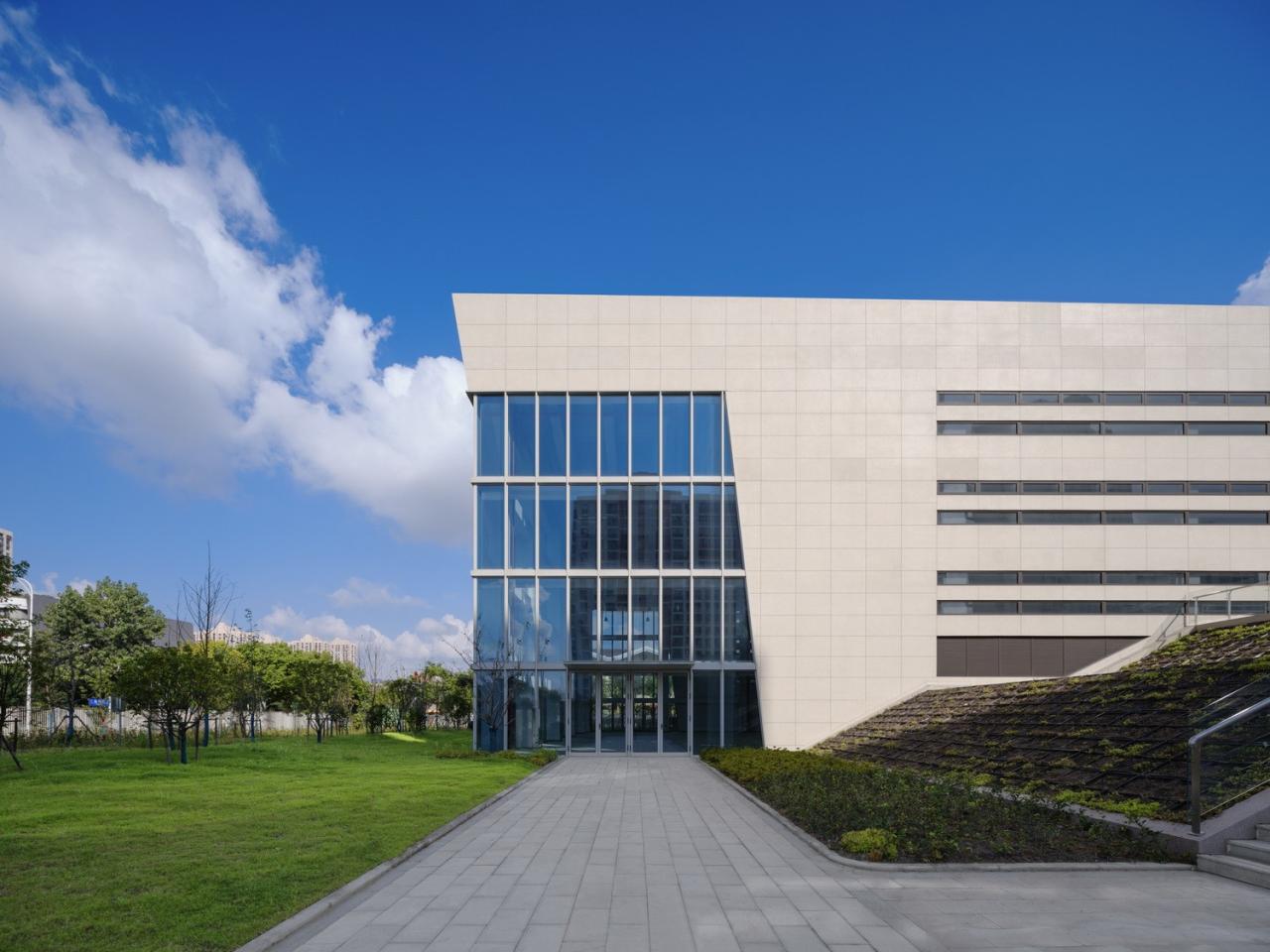 BIM建筑|上海三林懿德社区文体中心：“镶嵌”在社区当中的一站式“体育+”公园 / 三益中国