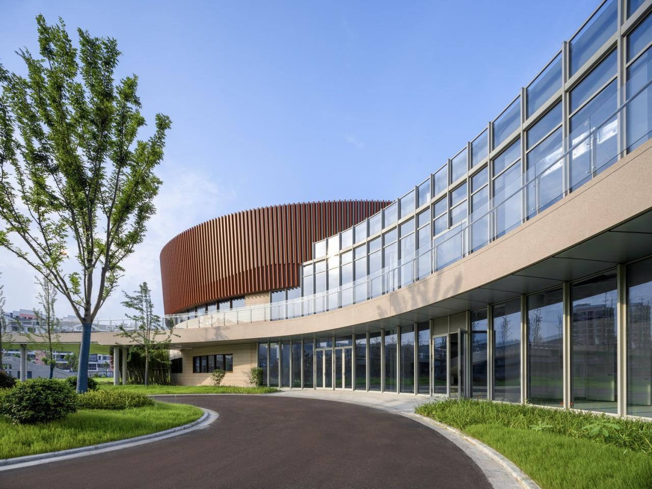 BIM建筑|上海三林懿德社区文体中心：“镶嵌”在社区当中的一站式“体育+”公园 / 三益中国