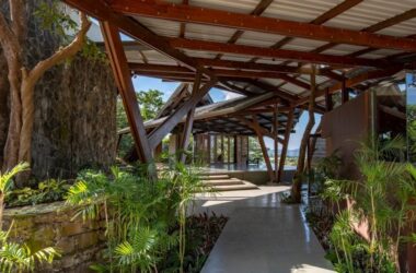 BIM建筑|马利克设计有角金属雨棚遮蔽的房屋-BIM建筑网