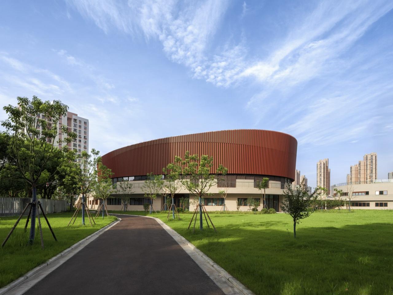 BIM建筑|上海三林懿德社区文体中心：“镶嵌”在社区当中的一站式“体育+”公园 / 三益中国