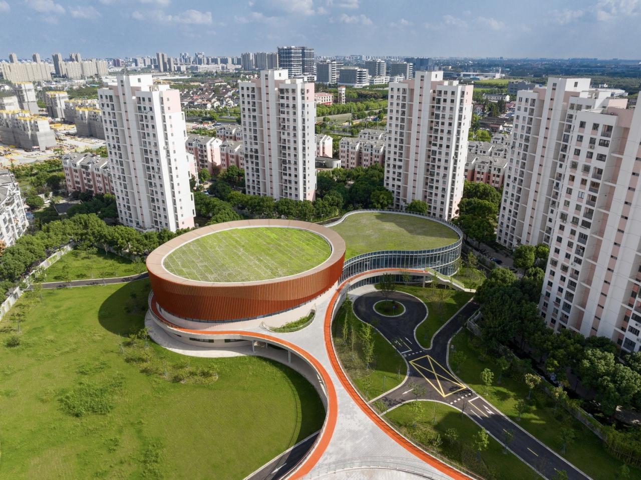 BIM建筑|上海三林懿德社区文体中心：“镶嵌”在社区当中的一站式“体育+”公园 / 三益中国