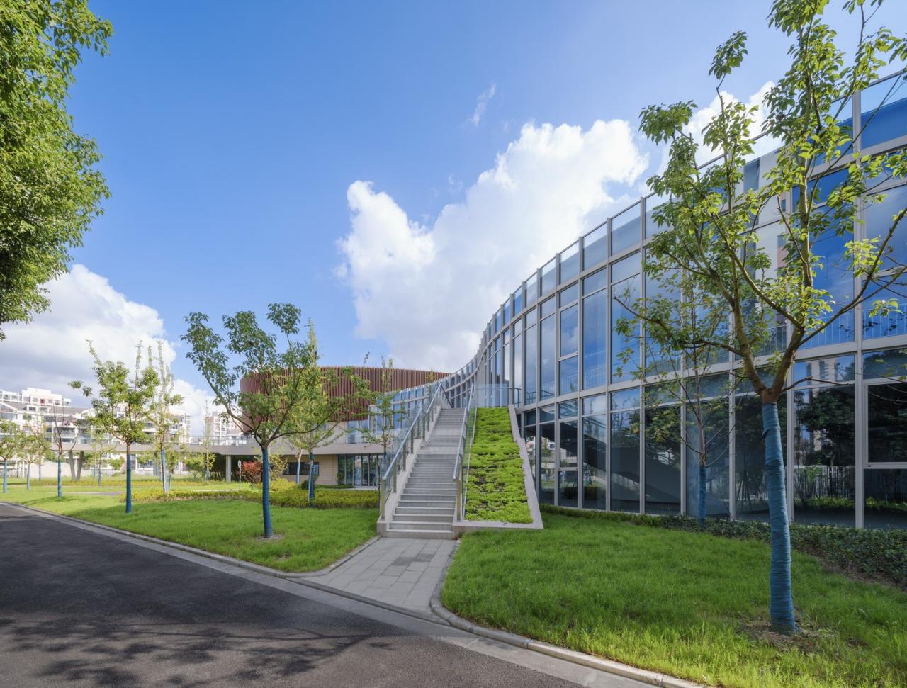 BIM建筑|上海三林懿德社区文体中心：“镶嵌”在社区当中的一站式“体育+”公园 / 三益中国