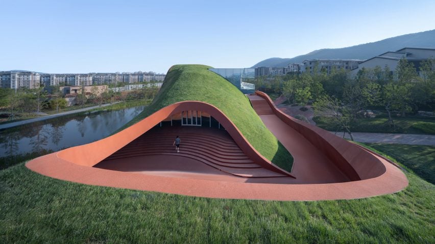 BIM建筑|变革工作室设计起伏混凝土景观掩盖的文化中心