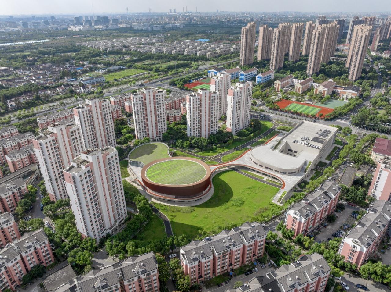 BIM建筑|上海三林懿德社区文体中心：“镶嵌”在社区当中的一站式“体育+”公园 / 三益中国