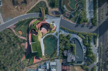 BIM建筑|变革工作室设计起伏混凝土景观掩盖的文化中心-BIM建筑网