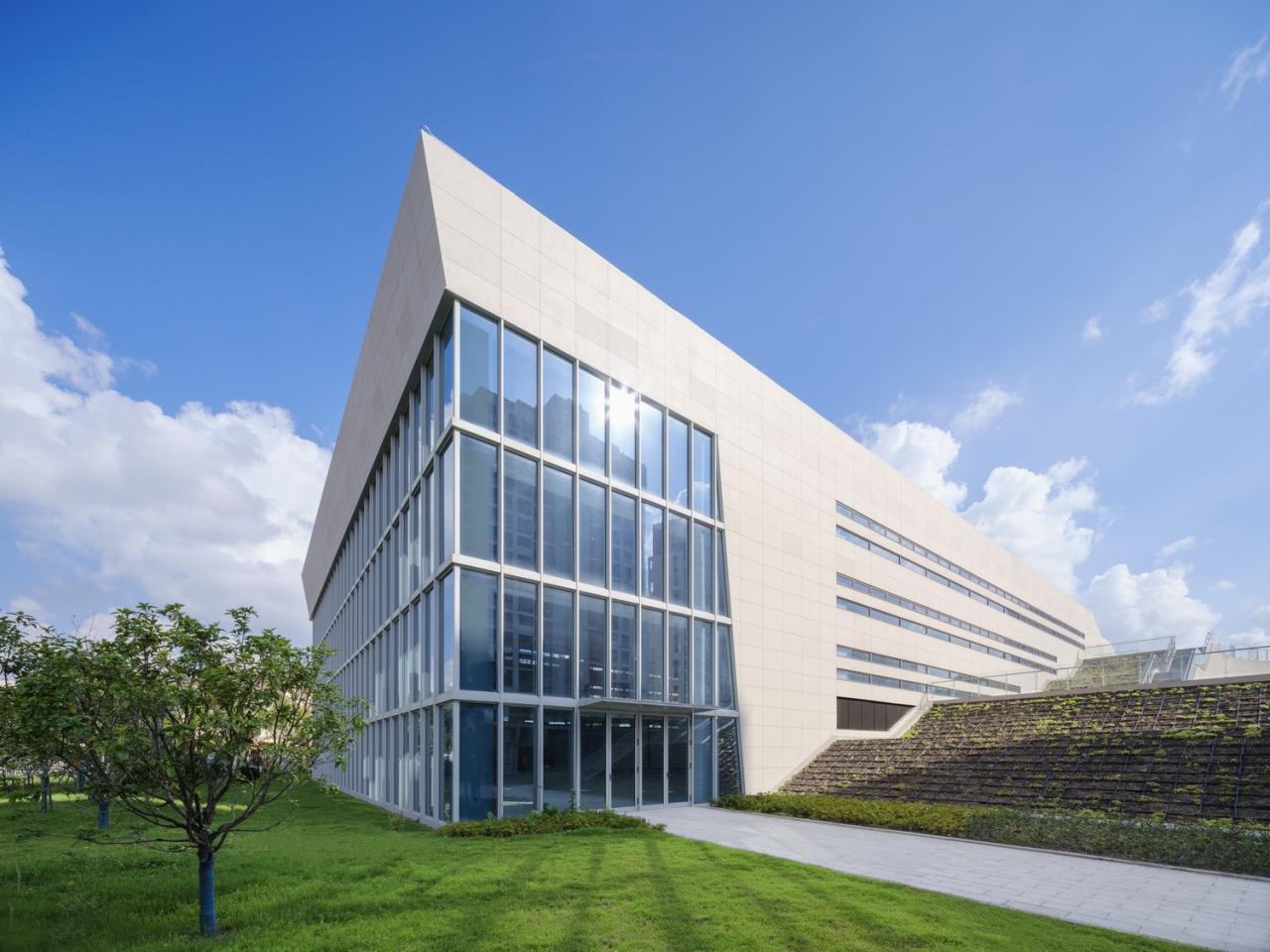 BIM建筑|上海三林懿德社区文体中心：“镶嵌”在社区当中的一站式“体育+”公园 / 三益中国