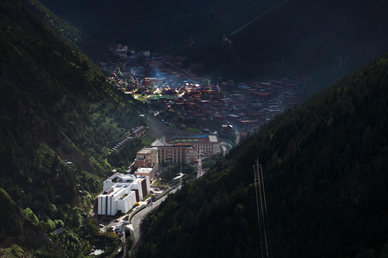 BIM建筑|德巴图书馆 / 荣朝晖工作室