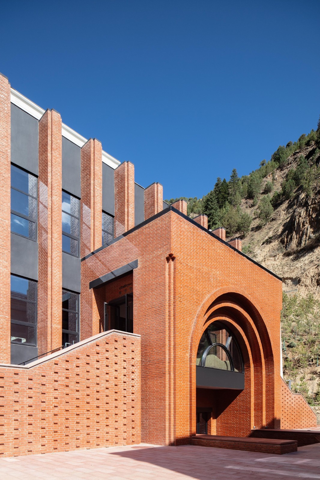 BIM建筑|德巴图书馆 / 荣朝晖工作室