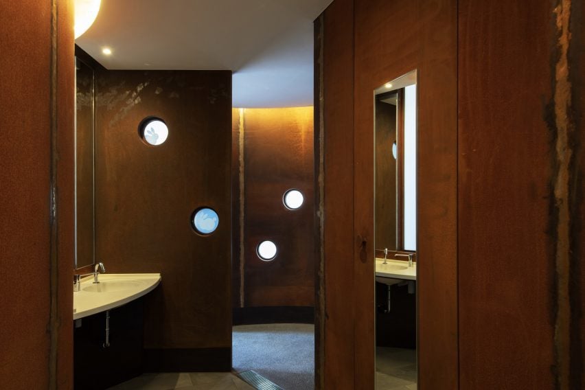 BIM建筑|小林纯子设计亮黄色圆盘顶耐候钢厕所