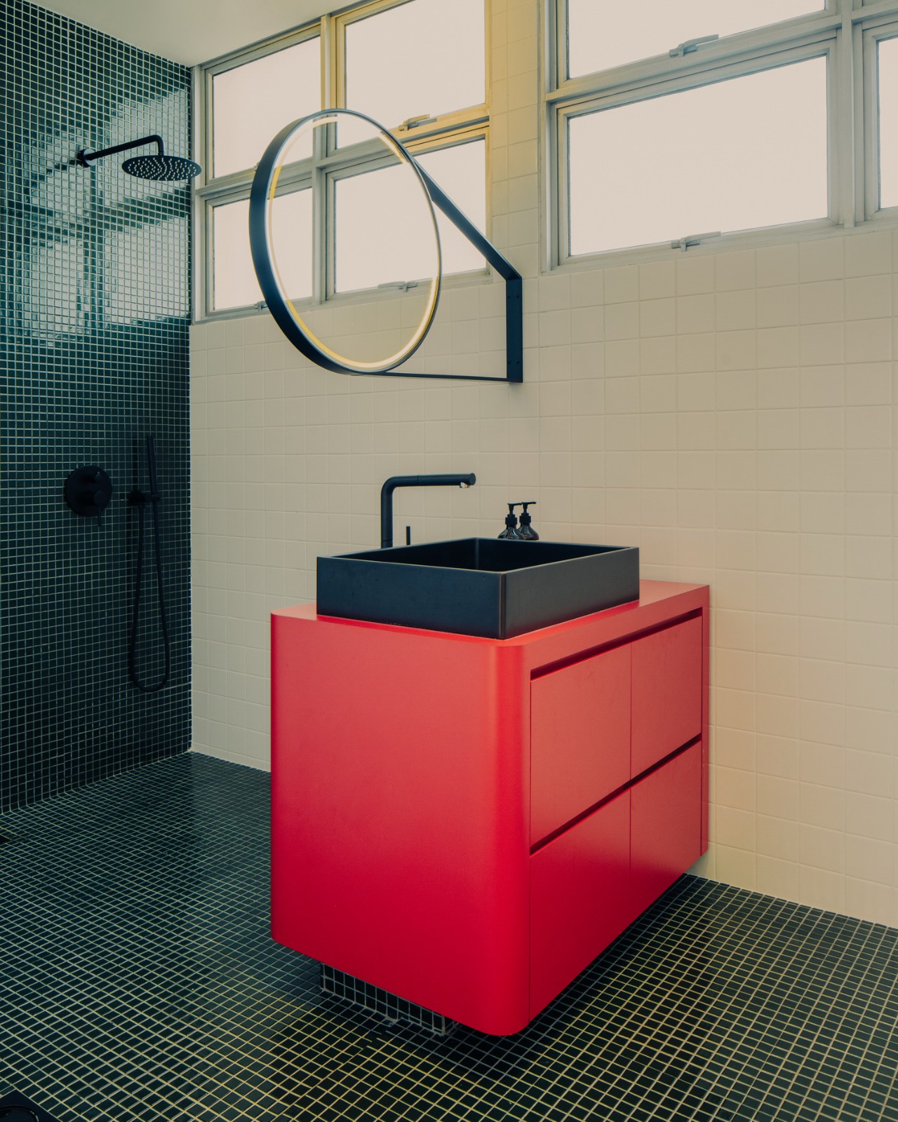 BIM建筑|灵动色彩之家：位于新加坡的粗野派公寓改造 / SPARK