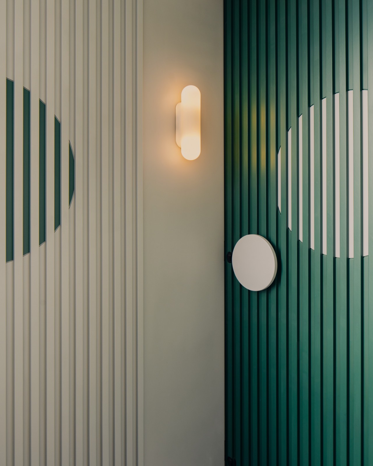 BIM建筑|灵动色彩之家：位于新加坡的粗野派公寓改造 / SPARK