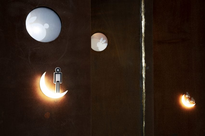 BIM建筑|小林纯子设计亮黄色圆盘顶耐候钢厕所