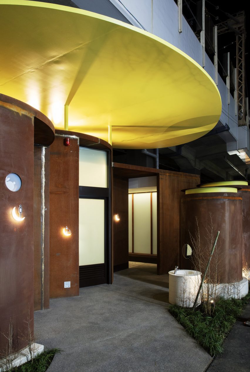 BIM建筑|小林纯子设计亮黄色圆盘顶耐候钢厕所