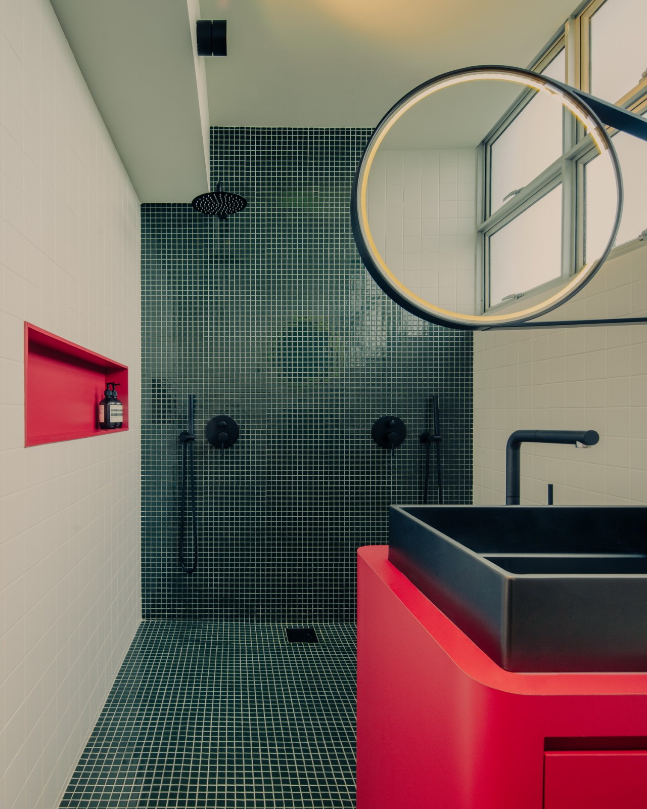 BIM建筑|灵动色彩之家：位于新加坡的粗野派公寓改造 / SPARK