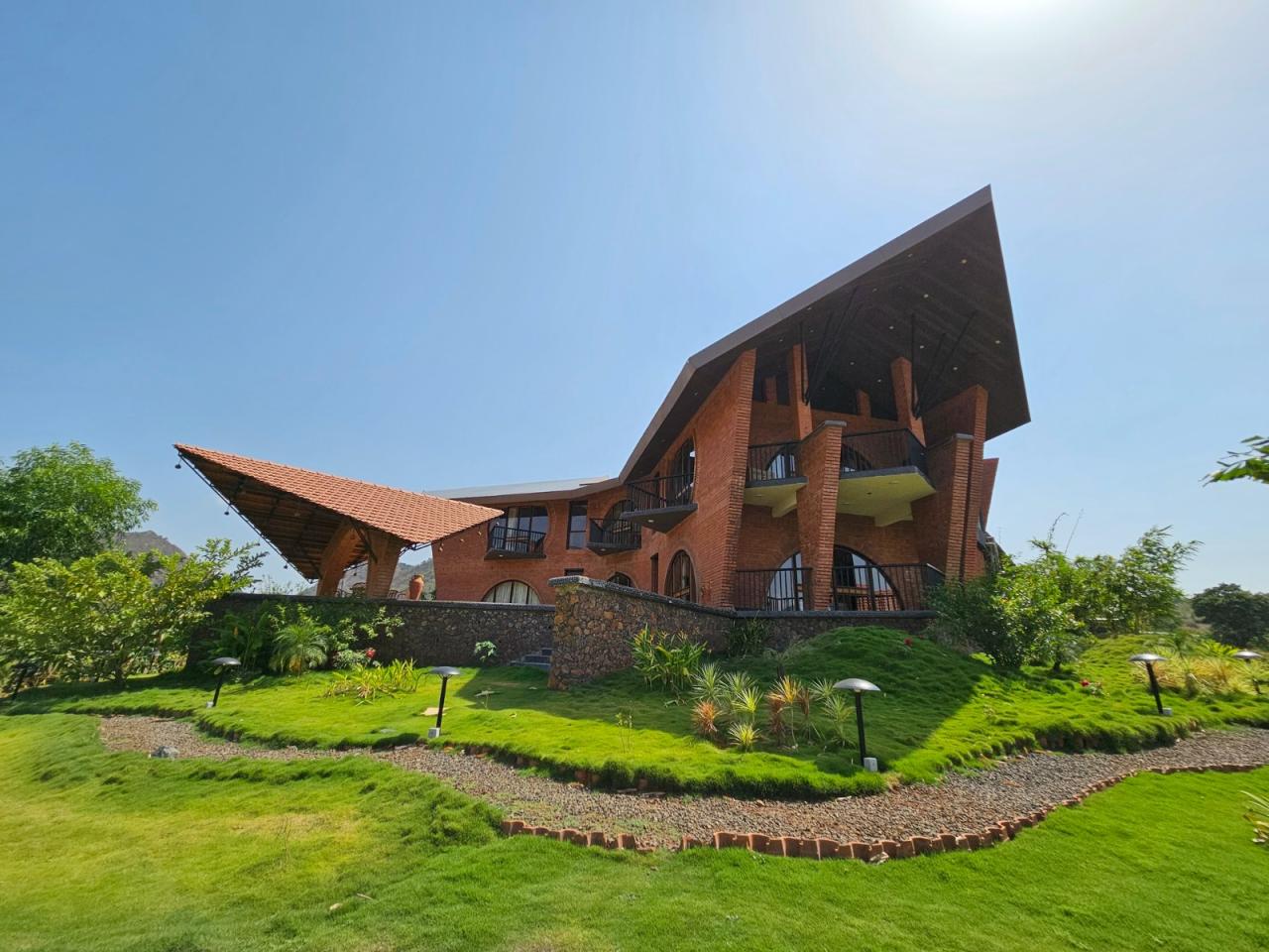 BIM建筑|山尘之宅 / Mahesh Naik