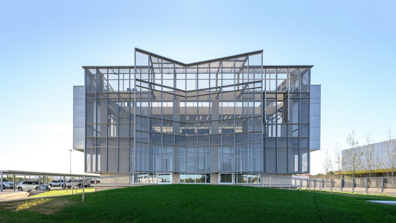 BIM建筑|生物制药总部 / Santiago Viale Lescano + Juan Manuel Juárez