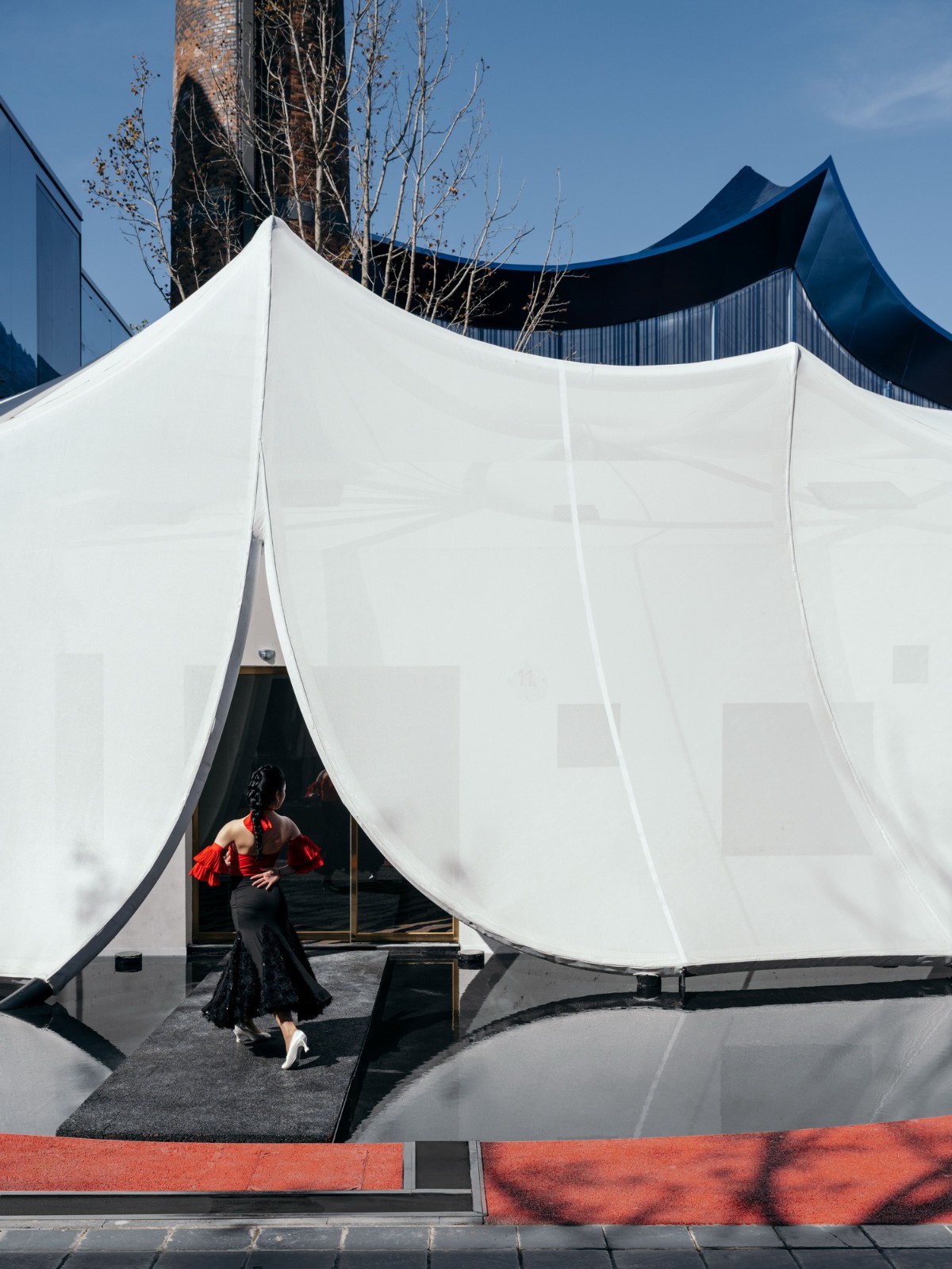 BIM建筑|青丘和白崖：仿佛海浪一般起伏的蓝色山丘下是我们“摇摇摆摆的人间” / Wutopia Lab