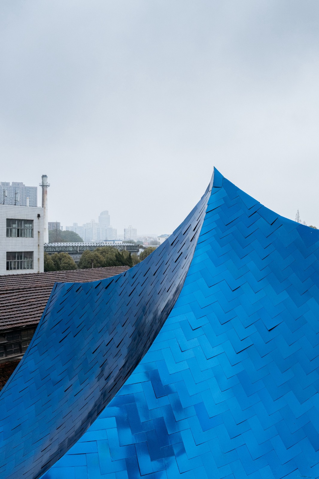 BIM建筑|青丘和白崖：仿佛海浪一般起伏的蓝色山丘下是我们“摇摇摆摆的人间” / Wutopia Lab