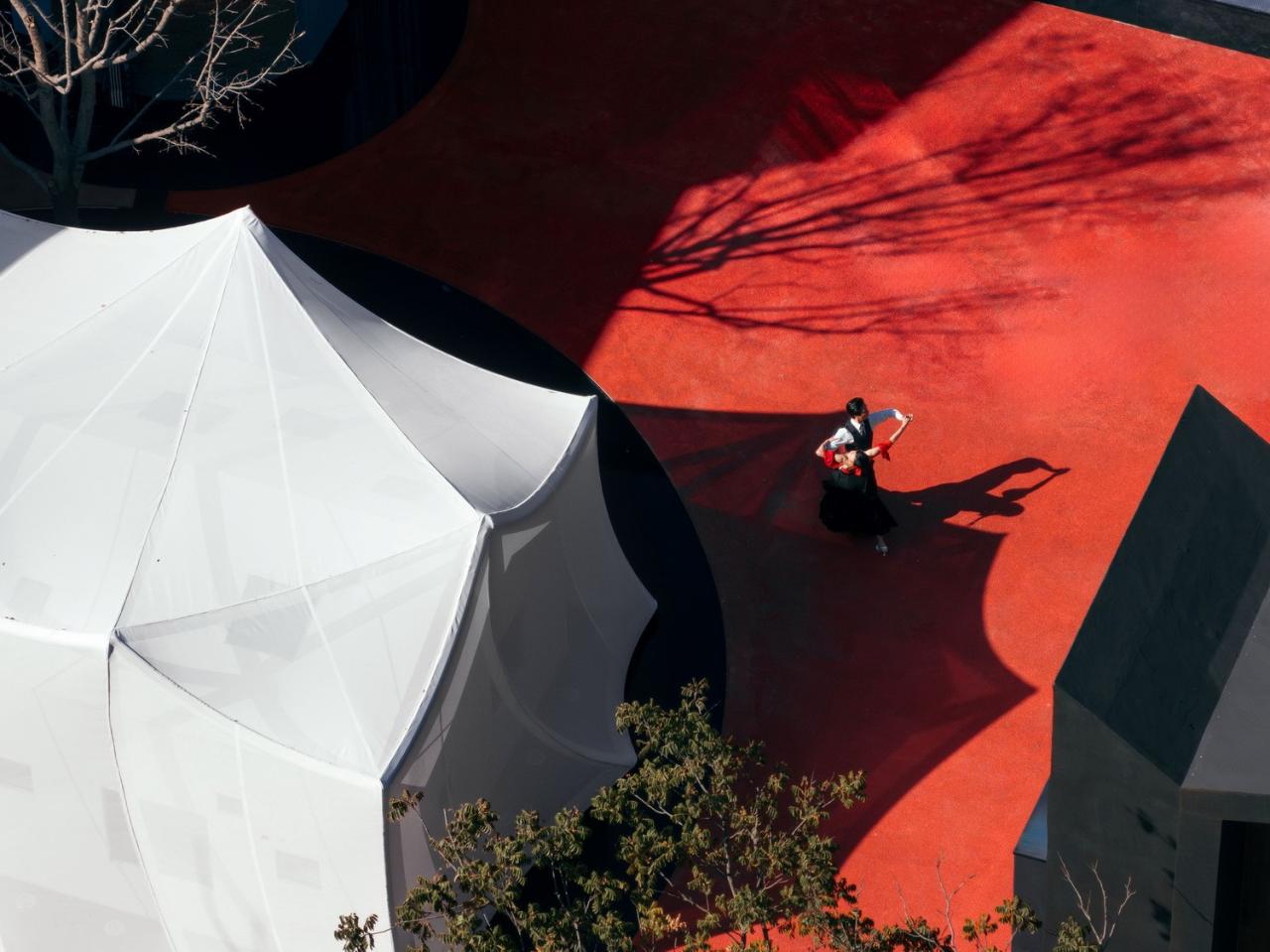 BIM建筑|青丘和白崖：仿佛海浪一般起伏的蓝色山丘下是我们“摇摇摆摆的人间” / Wutopia Lab