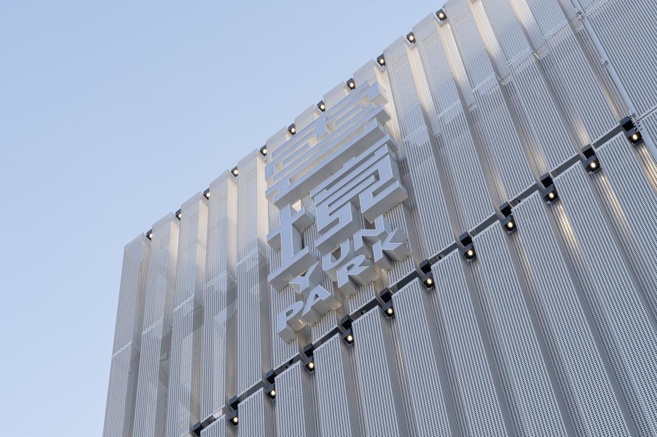 BIM建筑|漂浮盒子：云境未来产业园区 / 格筑设计