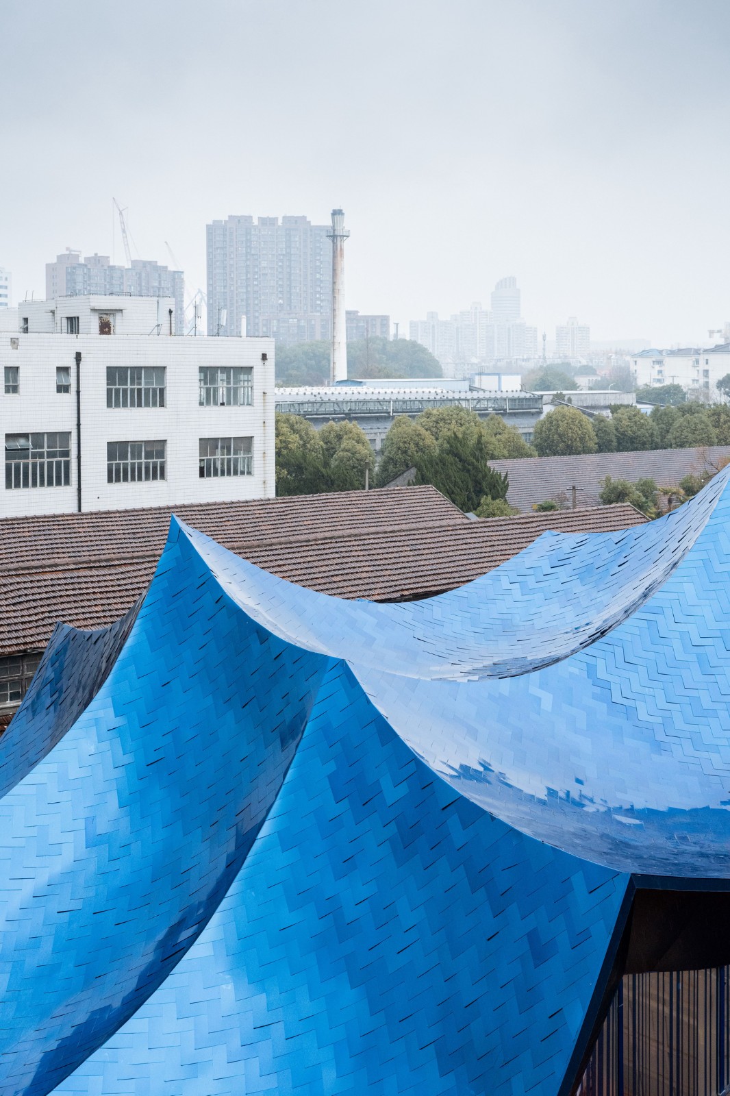 BIM建筑|青丘和白崖：仿佛海浪一般起伏的蓝色山丘下是我们“摇摇摆摆的人间” / Wutopia Lab