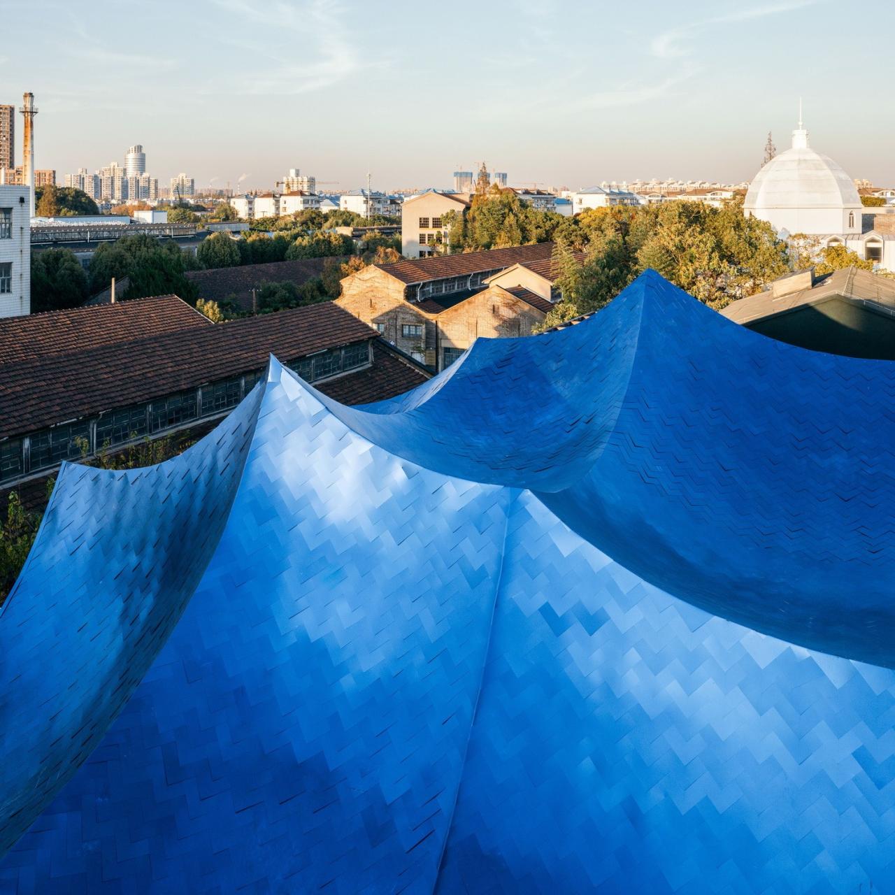 BIM建筑|青丘和白崖：仿佛海浪一般起伏的蓝色山丘下是我们“摇摇摆摆的人间” / Wutopia Lab
