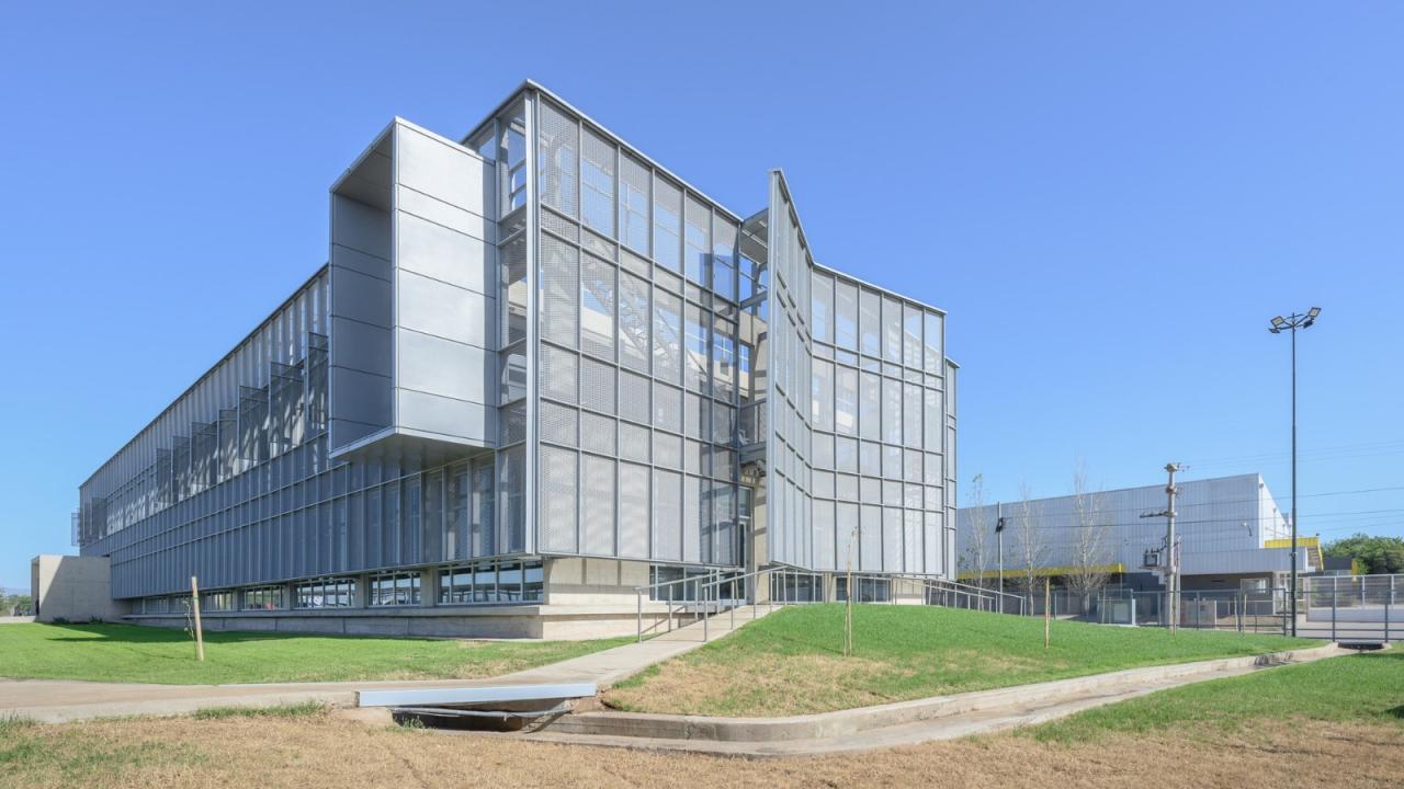 BIM建筑|生物制药总部 / Santiago Viale Lescano + Juan Manuel Juárez