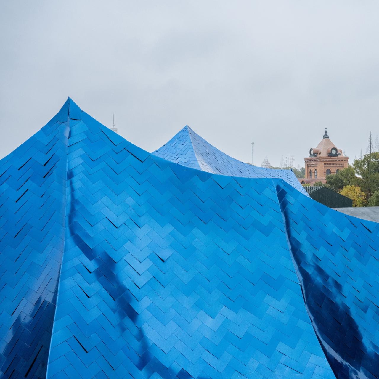 BIM建筑|青丘和白崖：仿佛海浪一般起伏的蓝色山丘下是我们“摇摇摆摆的人间” / Wutopia Lab