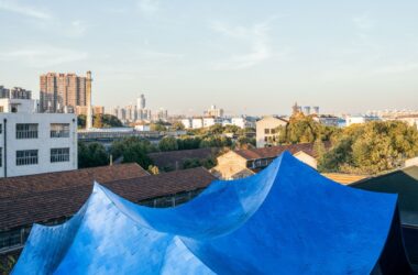 BIM建筑|青丘和白崖：仿佛海浪一般起伏的蓝色山丘下是我们“摇摇摆摆的人间” / Wutopia Lab-BIM建筑网