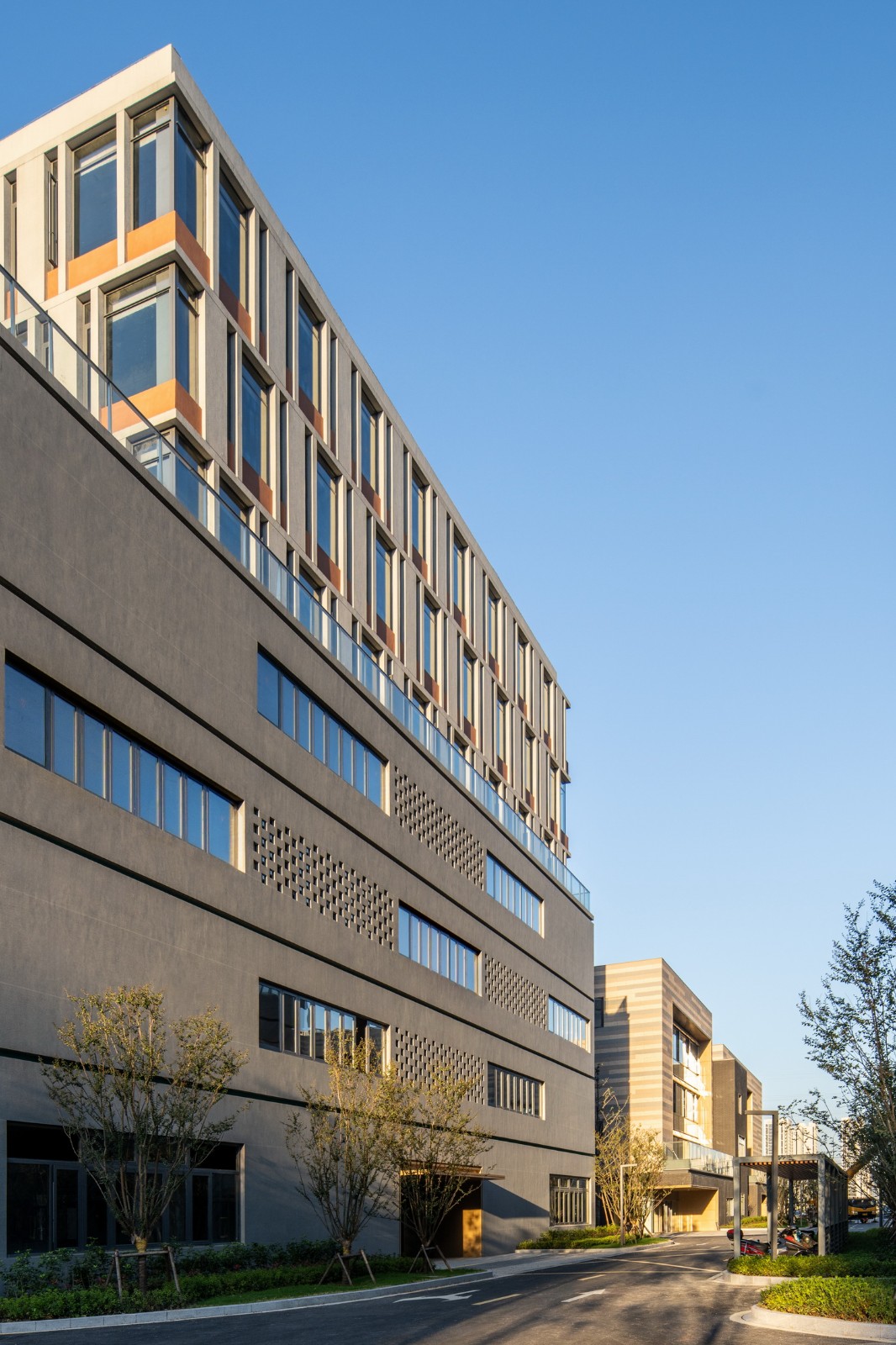 BIM建筑|工业上楼 模式迭代：杭州中节能（富阳）环保产业园 / line+孟凡浩新作