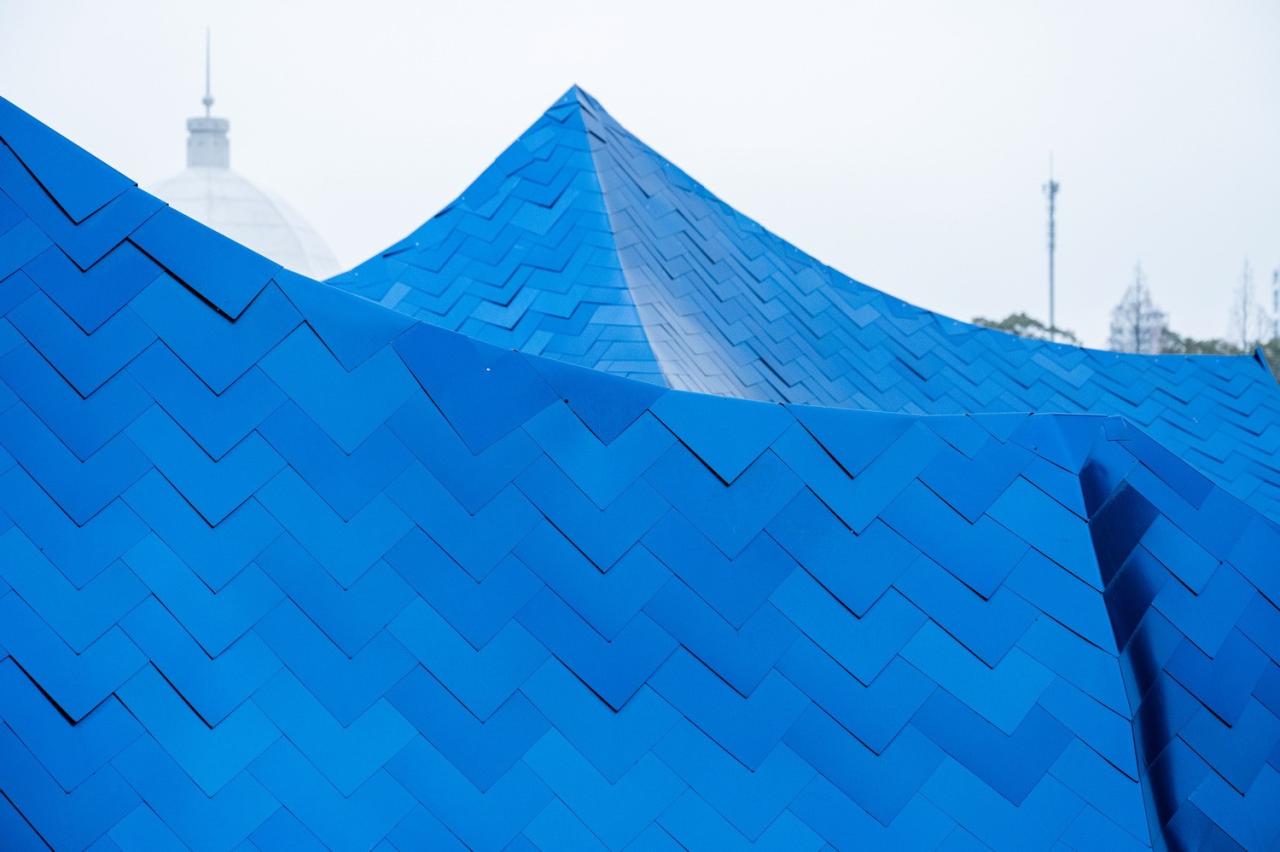 BIM建筑|青丘和白崖：仿佛海浪一般起伏的蓝色山丘下是我们“摇摇摆摆的人间” / Wutopia Lab