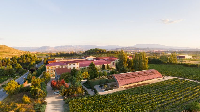 BIM建筑|福斯特为西班牙酒庄设计桶形拱形游客中心