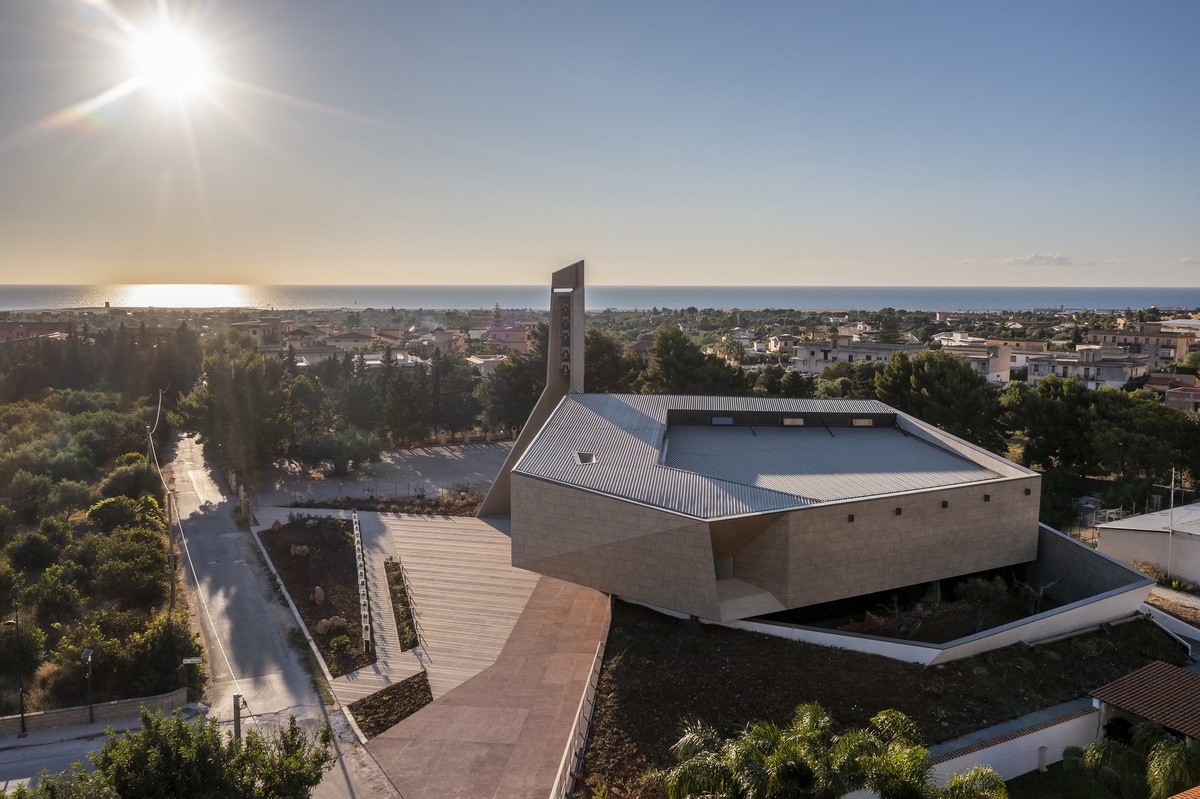 BIM建筑|Redemptoris Mater 教堂 / Studio Kuadra