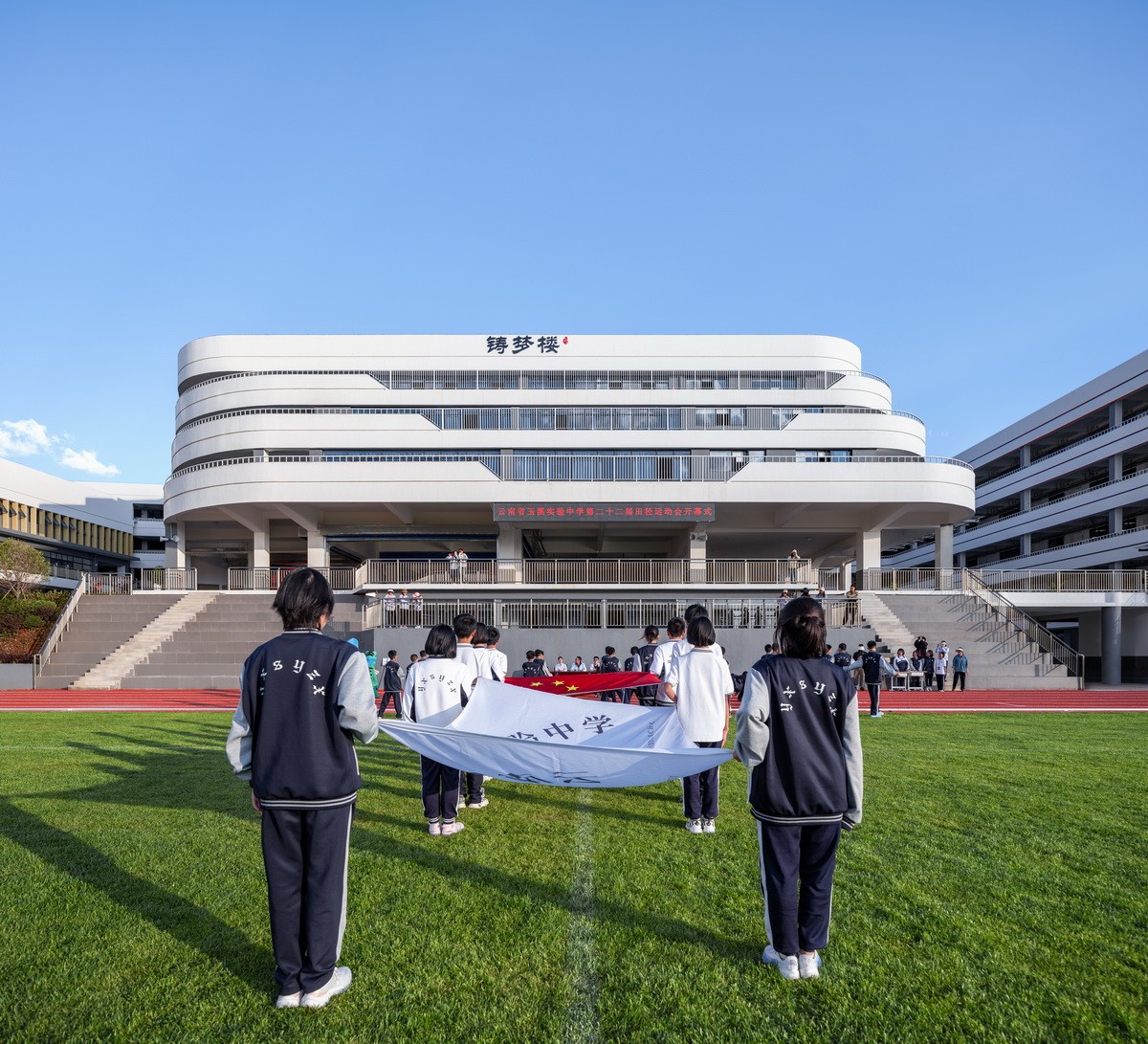 BIM建筑|在山边眺望云朵:云南省玉溪弘玉中学设计记 / 思序产教融合研究中心