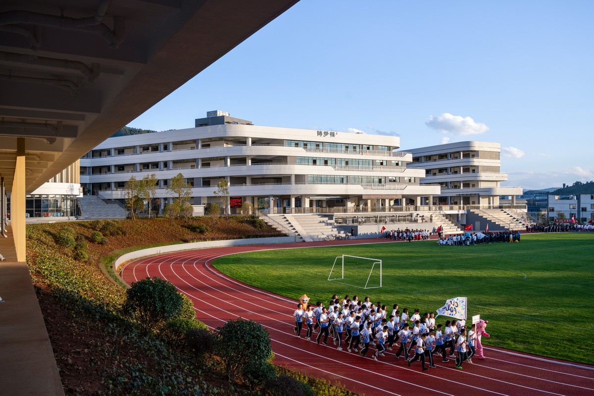 BIM建筑|在山边眺望云朵:云南省玉溪弘玉中学设计记 / 思序产教融合研究中心