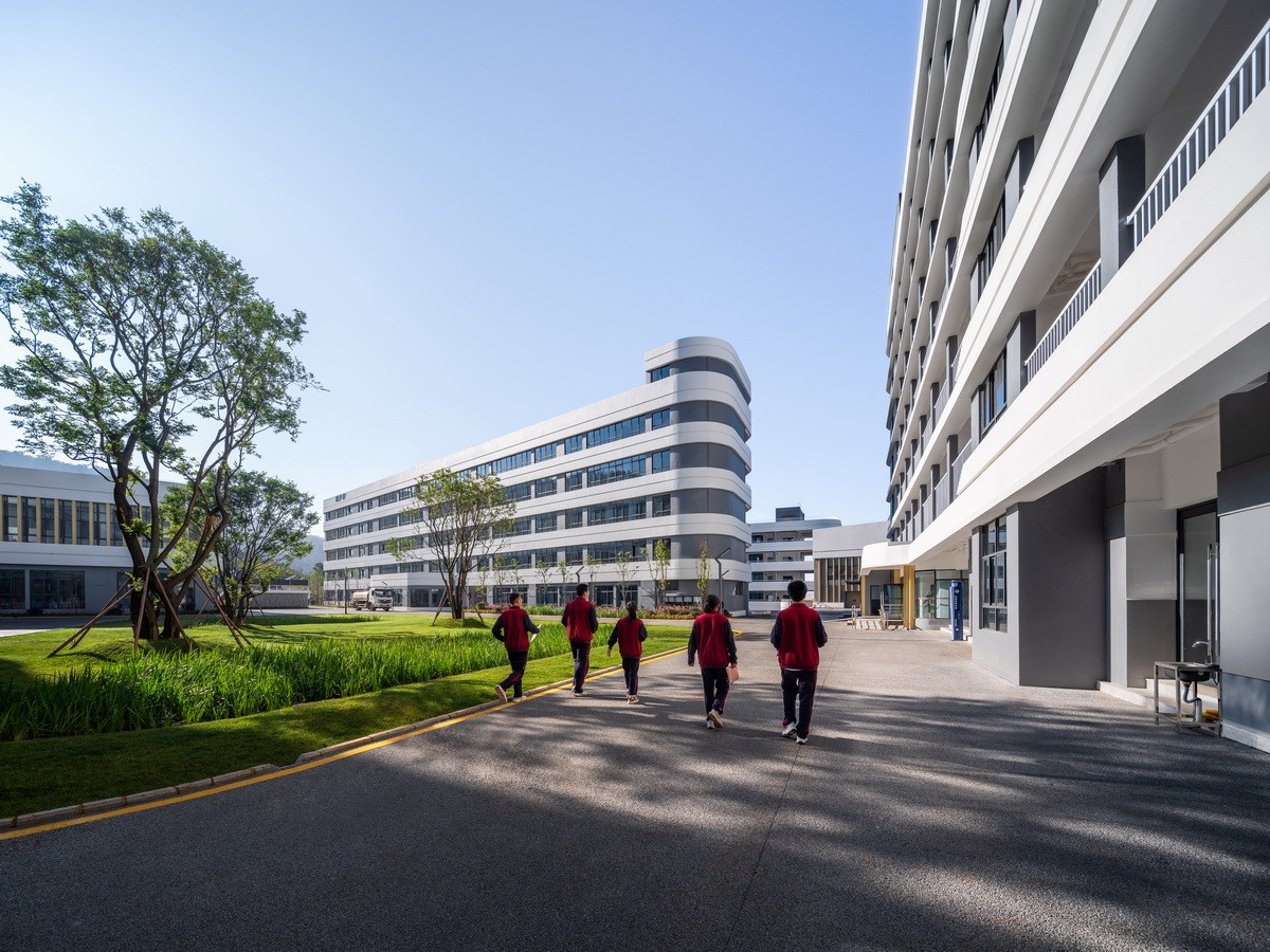 BIM建筑|在山边眺望云朵:云南省玉溪弘玉中学设计记 / 思序产教融合研究中心