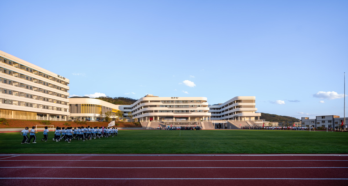 BIM建筑|在山边眺望云朵:云南省玉溪弘玉中学设计记 / 思序产教融合研究中心